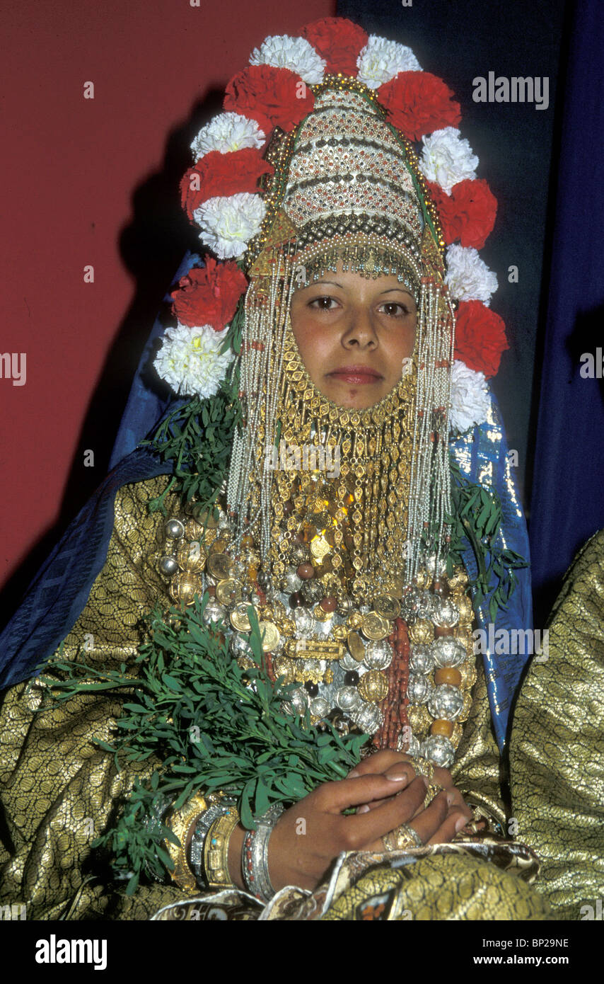 3221. YEMENITE sposa vestito per la sua cerimonia nuziale in gioielli tradizionali e copricapo Foto Stock