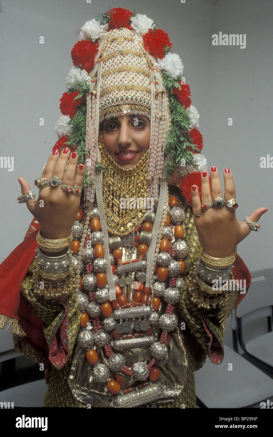 YEMENITE sposa vestito per la sua cerimonia nuziale in gioielli tradizionali & copricapo mostra i suoi gioielli che possono Foto Stock