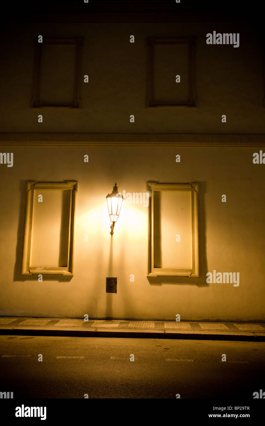 Lampada di notte su una strada di Praga, Repubblica Ceca Foto Stock