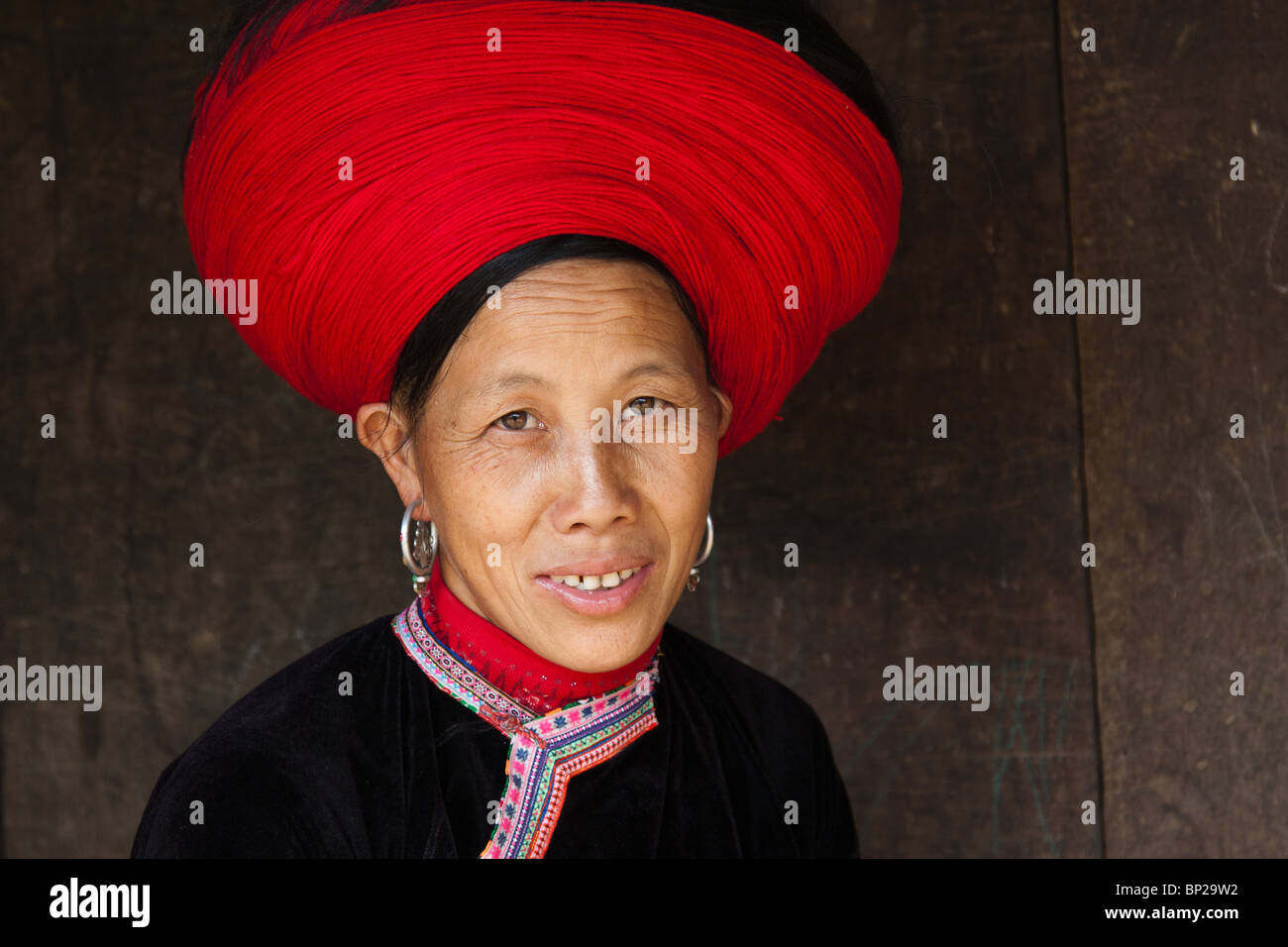 Donna hmong con headress fatta di filo rosso Foto Stock