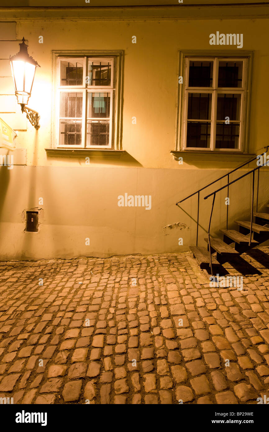 Lampada di notte su una strada di Praga, Repubblica Ceca Foto Stock
