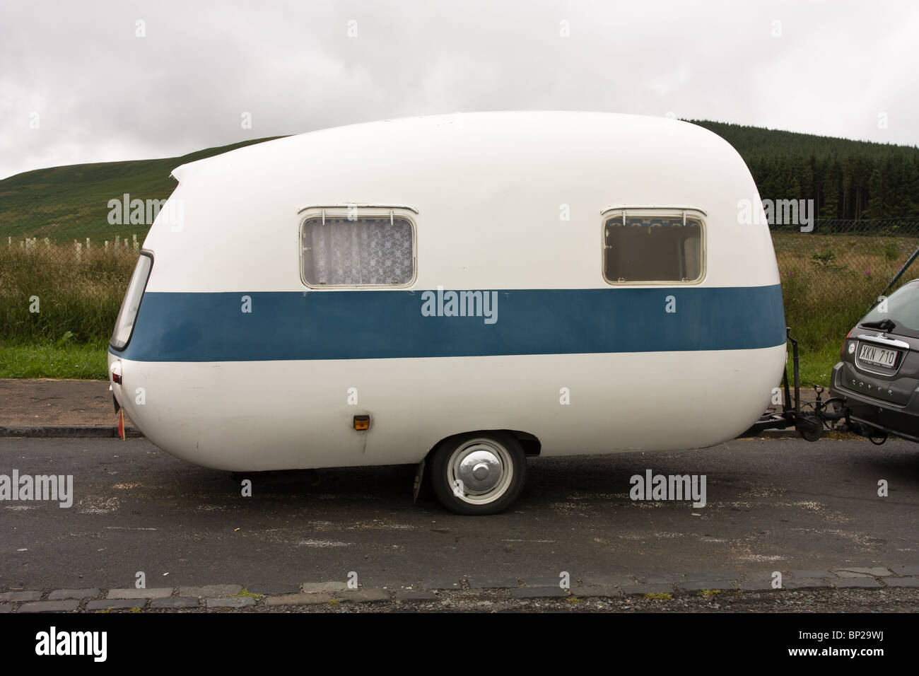 Vintage caravan e camper moderno in layby at Inglese frontiera scozzese sulla A68. Foto Stock
