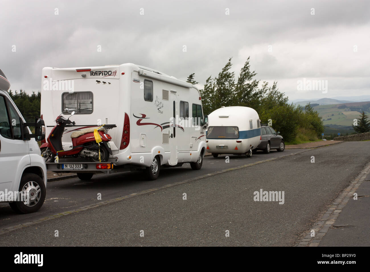 Vintage caravan e camper moderno in layby at Inglese frontiera scozzese sulla A68. Foto Stock