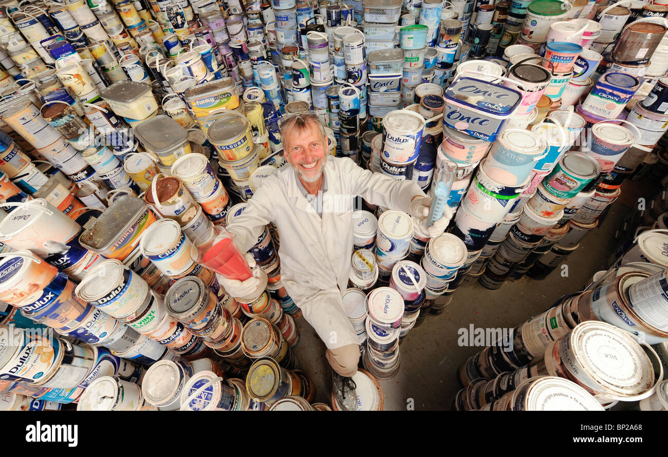 Farmacia di vernice Keith Harrison che ha sviluppato una vernice tecnica di riciclaggio fotografata al suo workshop in Ford vicino a Chichester Foto Stock
