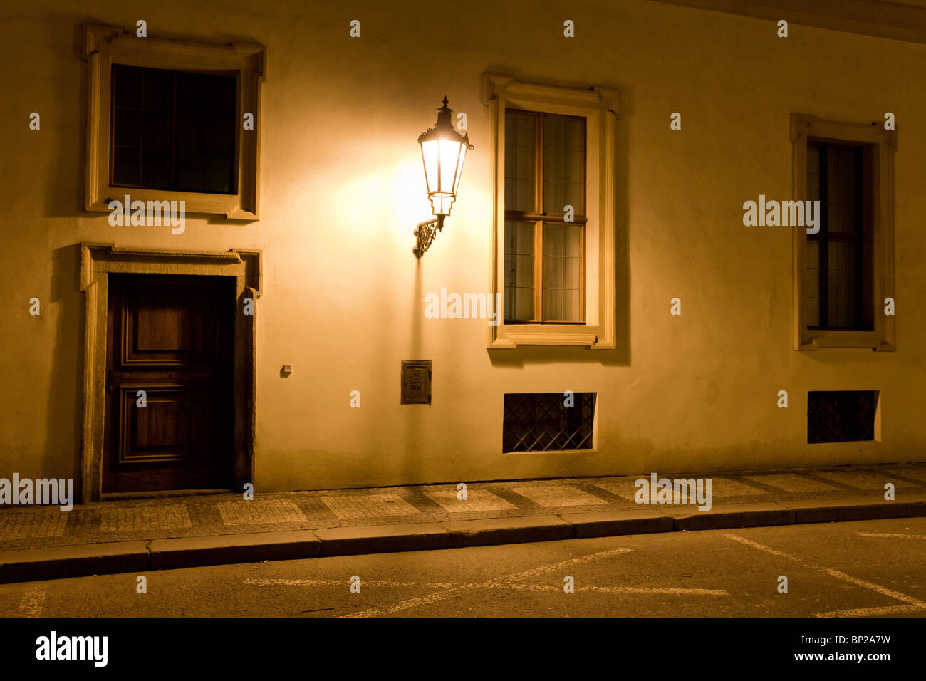 Lampada di notte su una strada di Praga, Repubblica Ceca Foto Stock