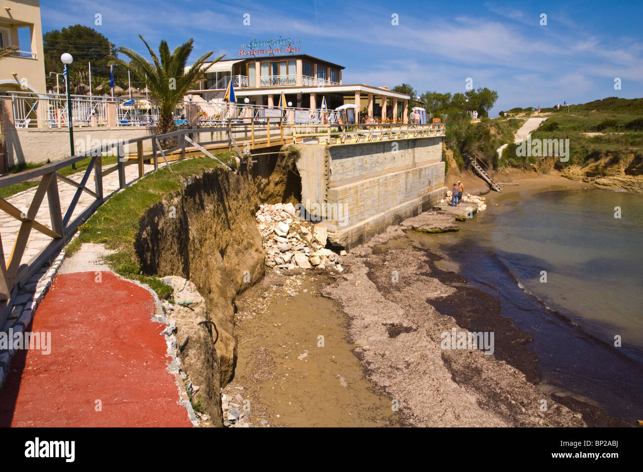 Erosione delle difese costiere al di fuori di appartamenti a Sidari sull'isola greca di Corfu Grecia GR Foto Stock