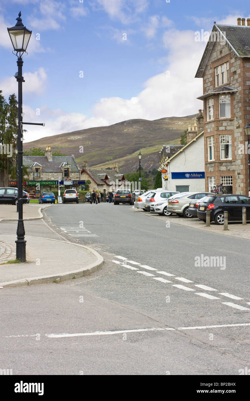 Vista della strada principale nelle Highland Scozzesi città di Braemar vicino al Castello di Balmoral. Foto Stock