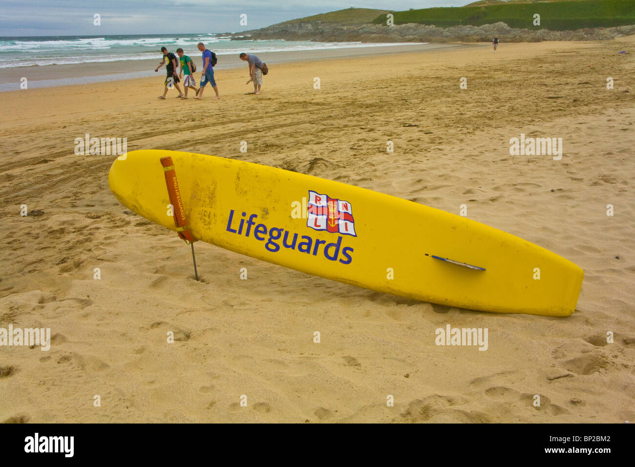 Equipaggiamento di salvataggio, tavola da surf, Fistral Beach, Newquay Cornwall, SW Inghilterra. Regno Unito Foto Stock