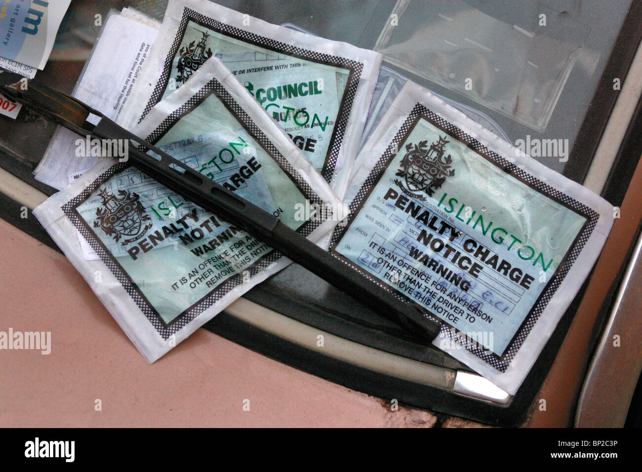 Auto abbandonate con un certo numero di biglietti di parcheggio nascosto sotto il suo tergivetro del parabrezza in Londra, Regno Unito. Foto Stock