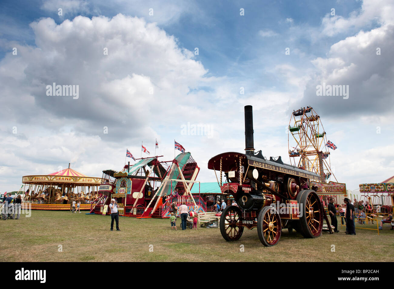 Fowler Showmans motore trazione 'Lion' alimentare vapore corse in fiera a una fiera a vapore in Inghilterra Foto Stock