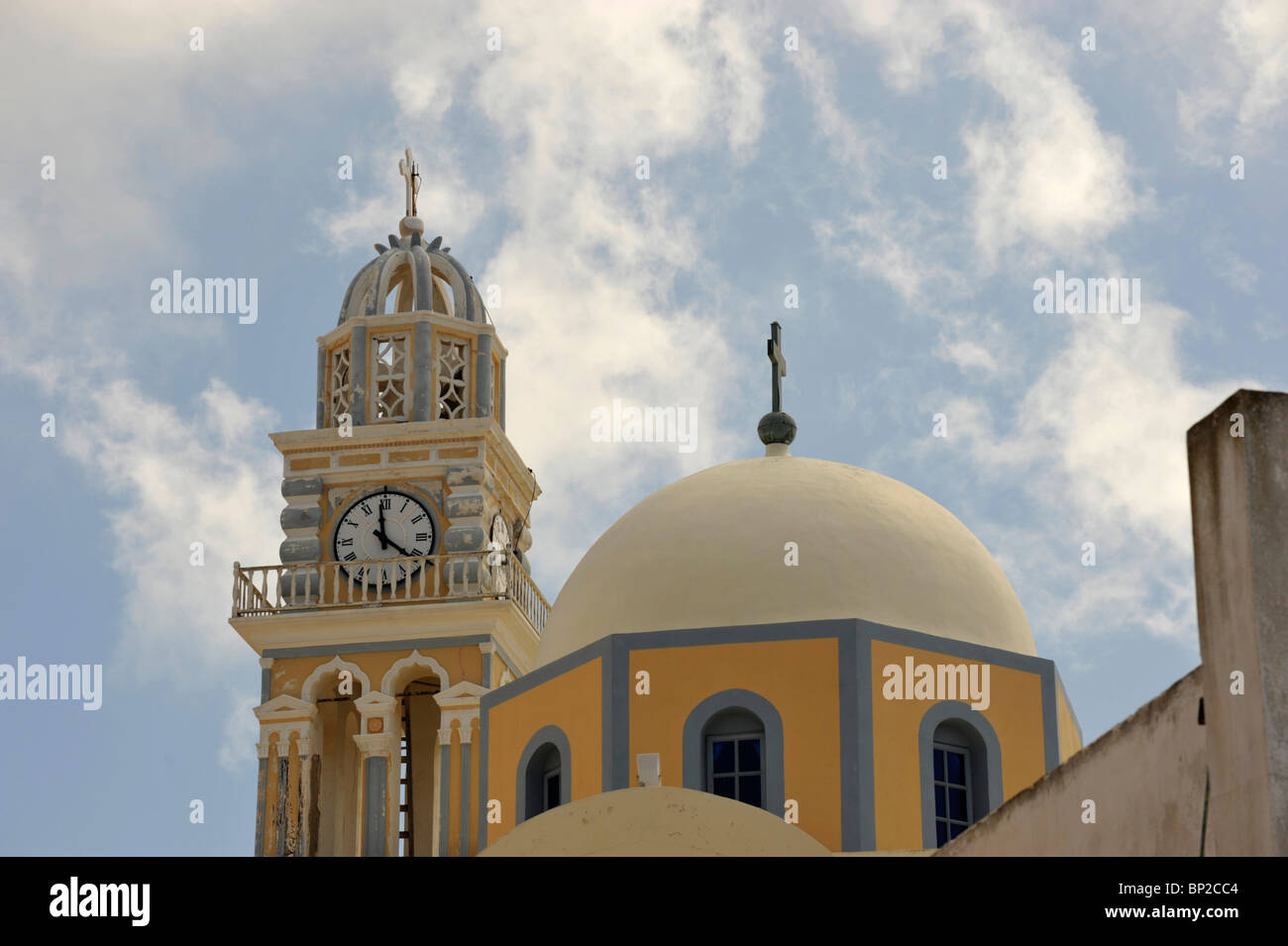 La torre dell Orologio e cupola della chiesa nella città capitale del fira sull'isola greca di Santorini nelle Cicladi Foto Stock