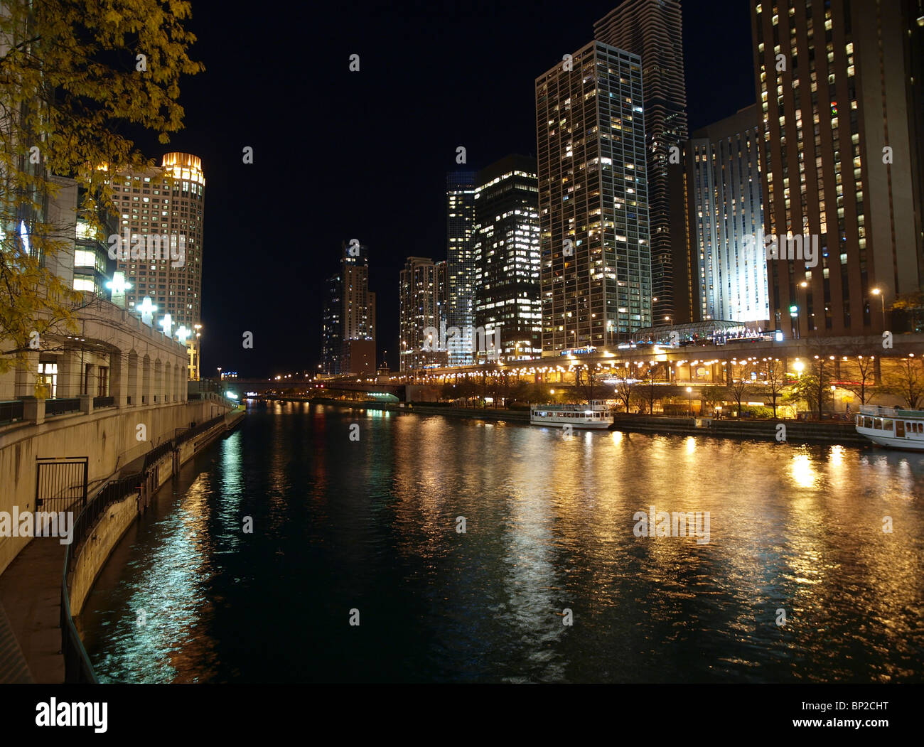 Chicago River e la torre riflessioni a notte. Foto Stock