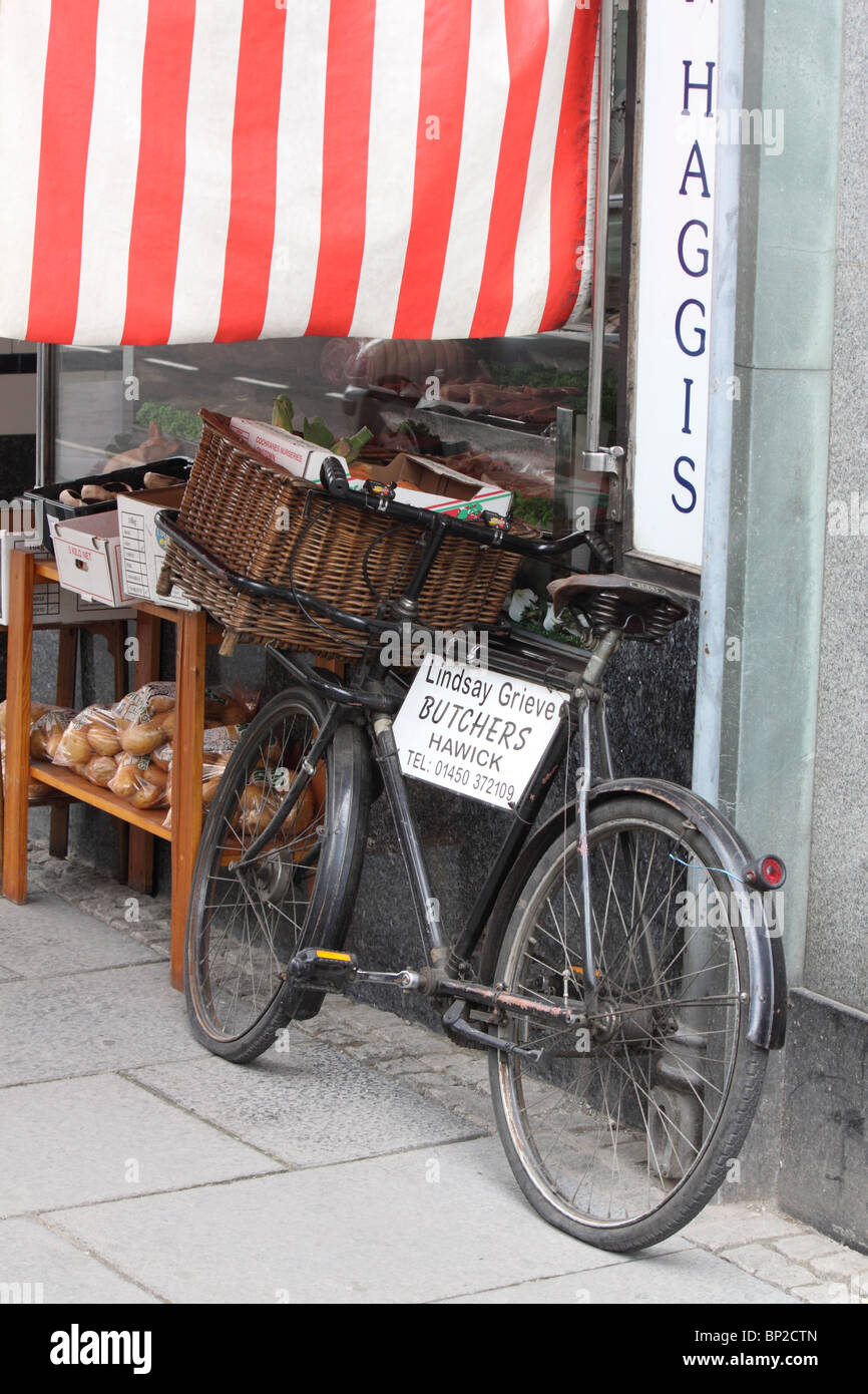Vecchia bicicletta per la consegna al di fuori di una macelleria in Hawick, Scottish Borders, Regno Unito Foto Stock