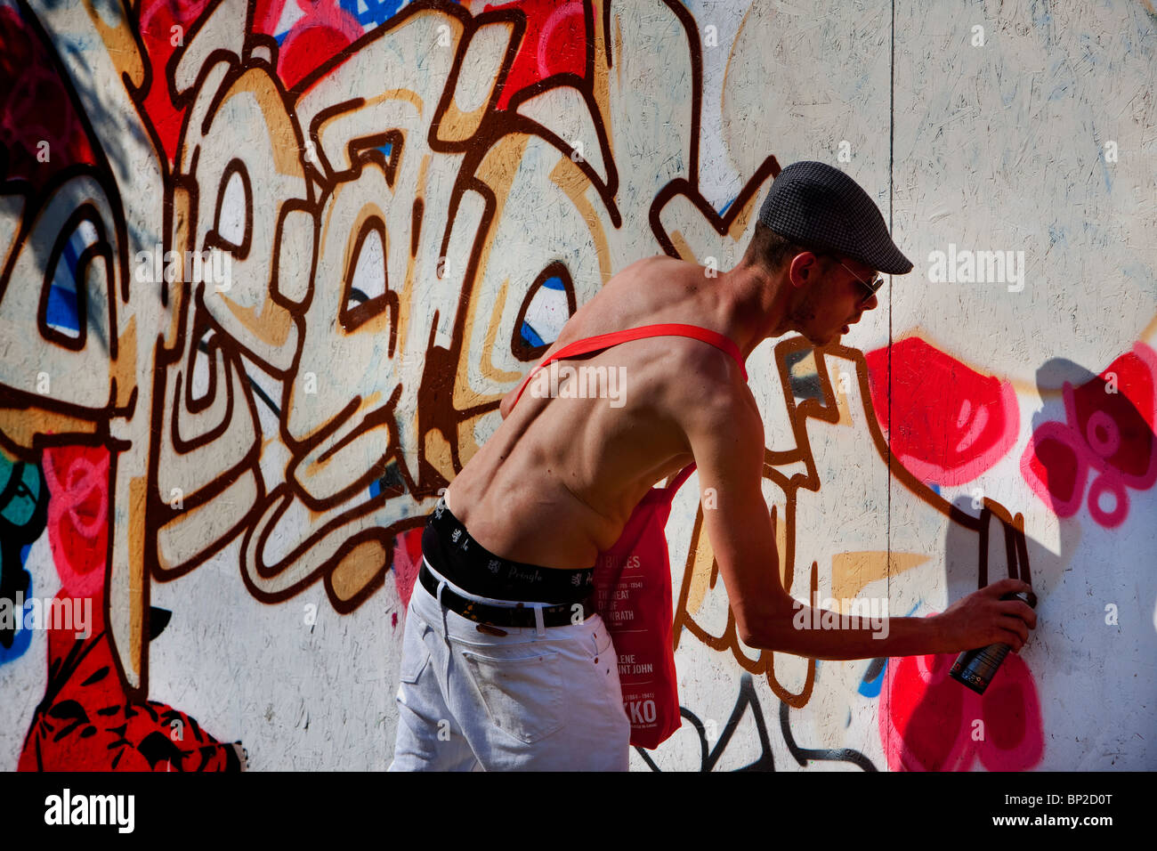 Un uomo di verniciatura di un graffiti presso il festival di Glastonbury, Somerste, REGNO UNITO Foto Stock