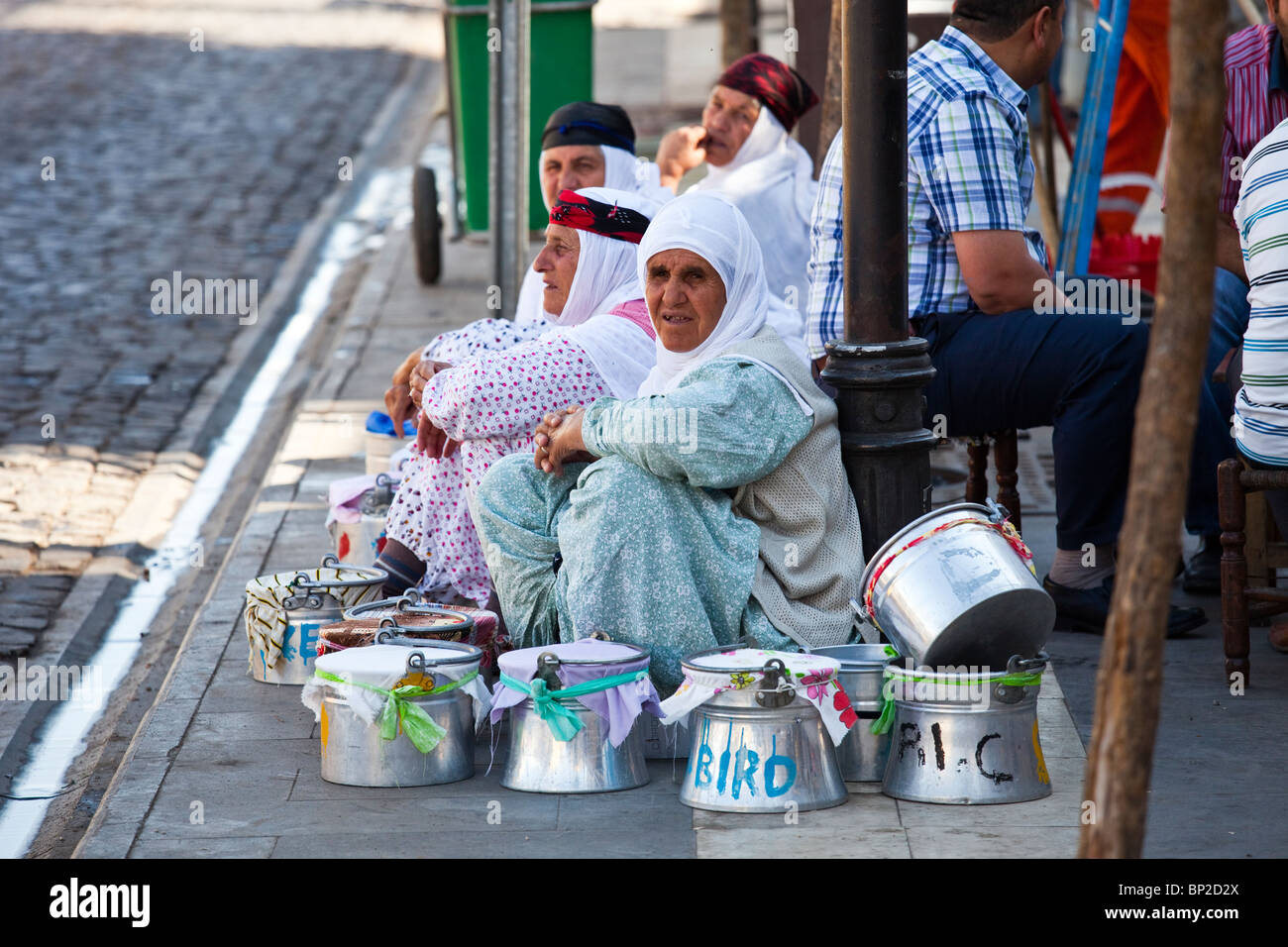 Donne curde la vendita di formaggio in città vecchia a Diyarbakir, Turchia Foto Stock