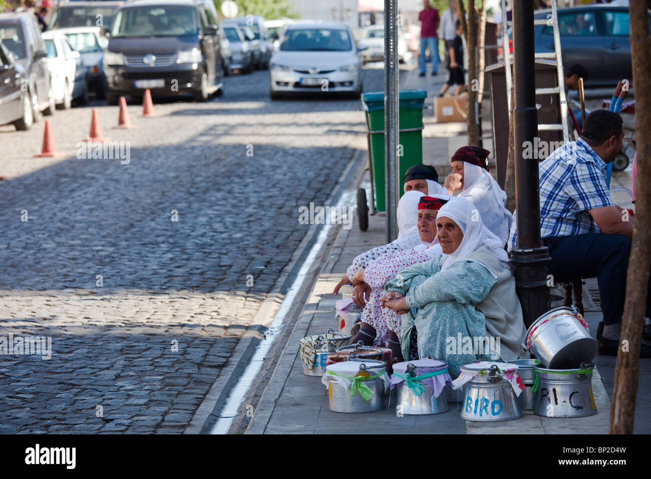 Donne curde la vendita di formaggio in città vecchia a Diyarbakir, Turchia Foto Stock