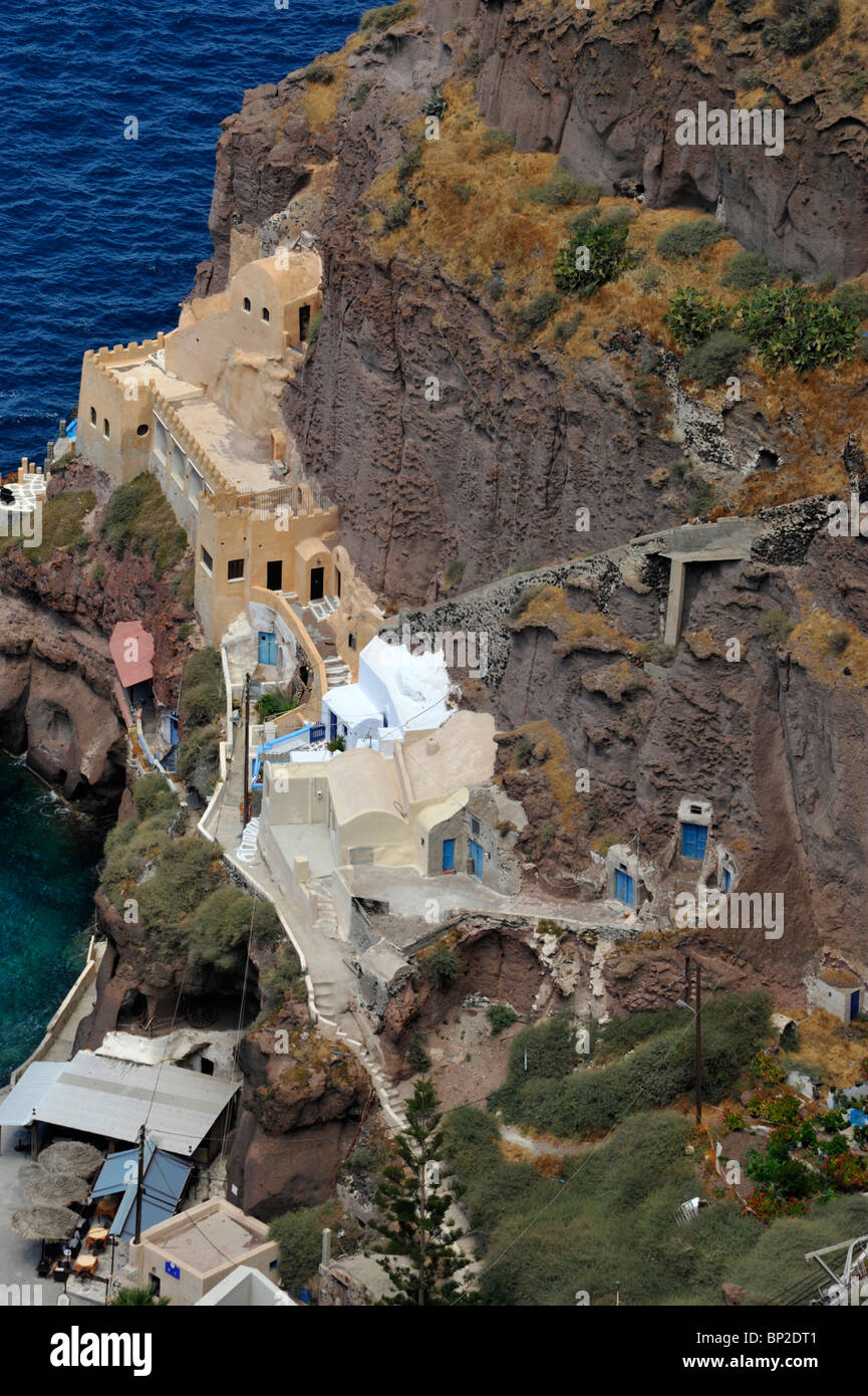 Case a lato del dock del centro della cittadina di Fira sull'isola greca di Santorini nelle Cicladi Foto Stock