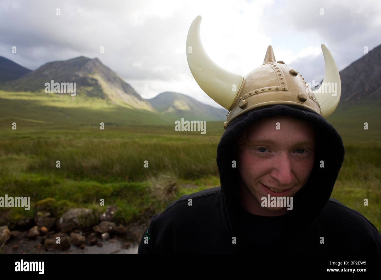 Avvisatore acustico Viking casco ragazzo sulla fertilità pagana Wassail a piedi rito, da Glasgow attraverso Glencoe. Foto Stock