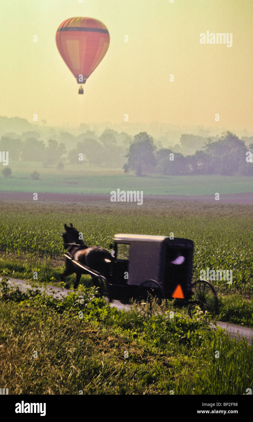 Mongolfiera piloti soar , galleggiante su Lancaster i campi agricoli, mattino. spazio copia Foto Stock