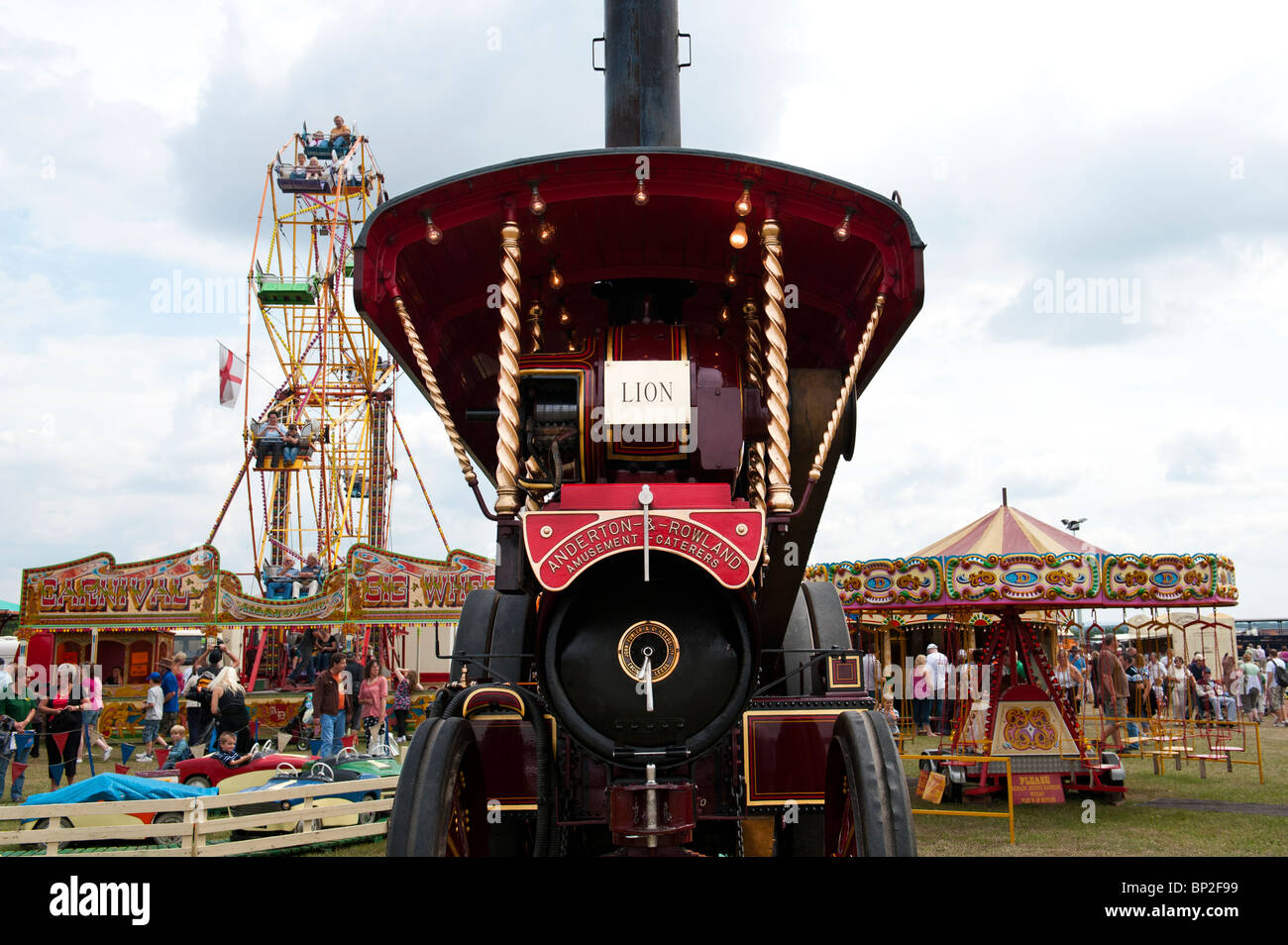 Fowler Showmans motore trazione 'Lion' alimentare vapore corse in fiera a una fiera a vapore in Inghilterra Foto Stock