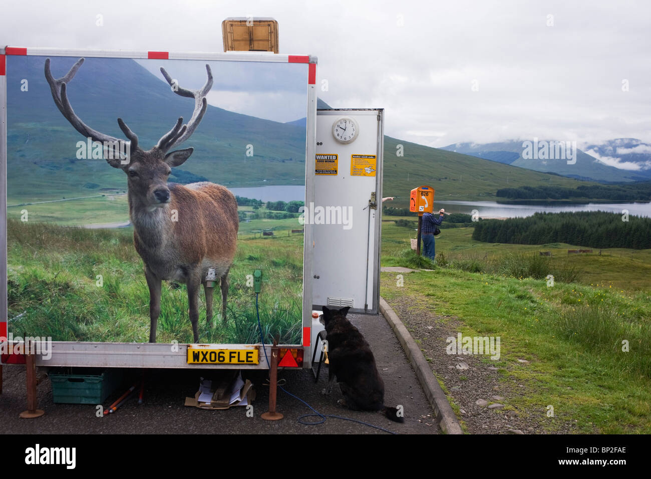 Immagine delle feste di addio al celibato una volta alimentato da turisti e cafe proprietario su un82 su Rannoch Moor ma tiro con fucile ad aria compressa da capretti Hogmanay festaioli. Foto Stock