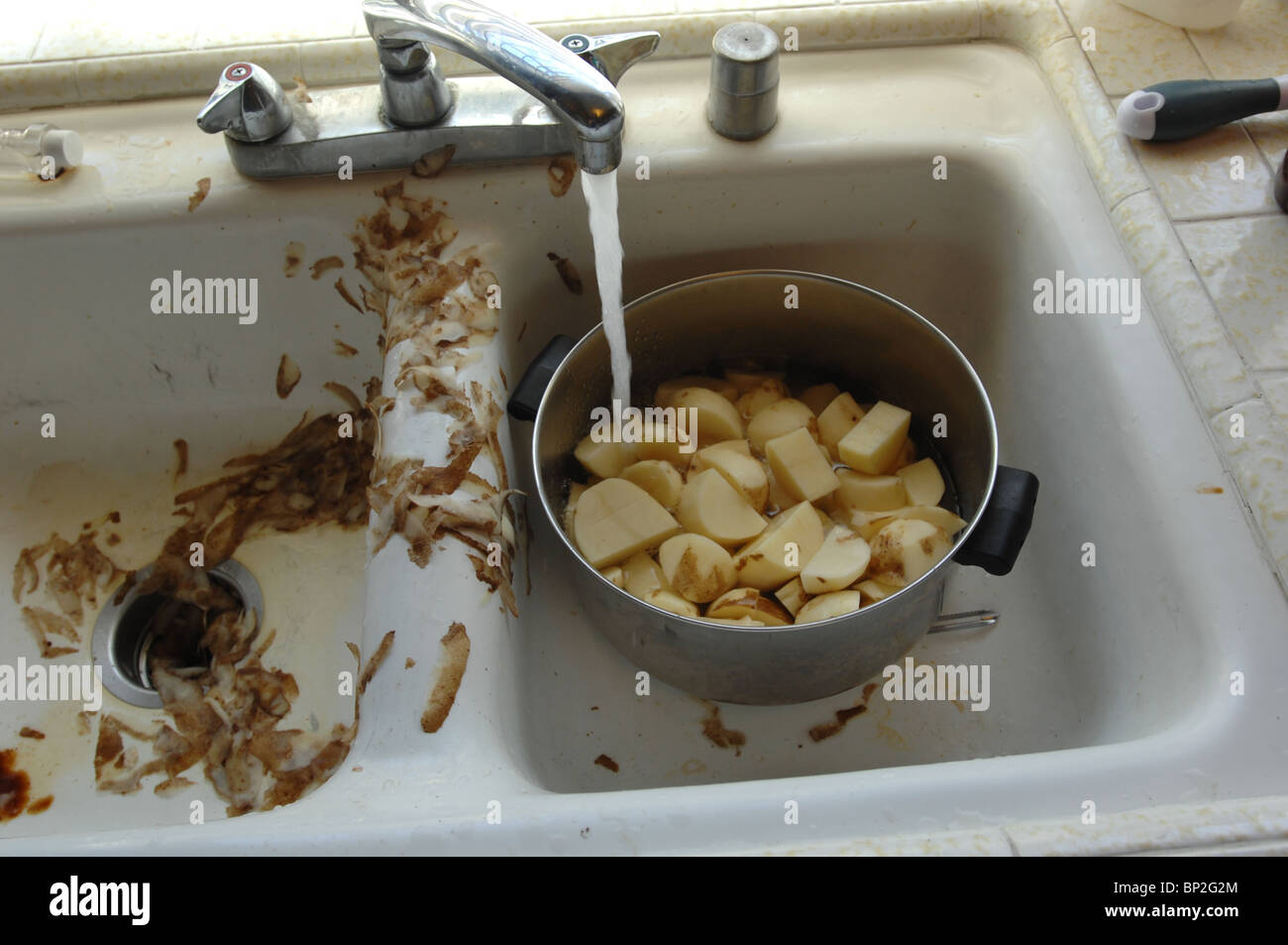 Preparazione alimentare: dalle materie di patate per purè di patate. Fa parte di una serie di immagini). Foto Stock