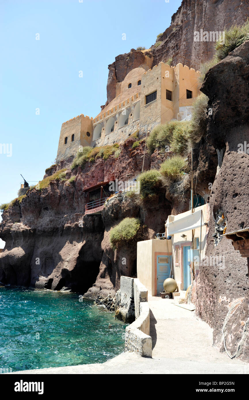 Case a lato del dock del centro della cittadina di Fira sull'isola greca di Santorini nelle Cicladi Foto Stock