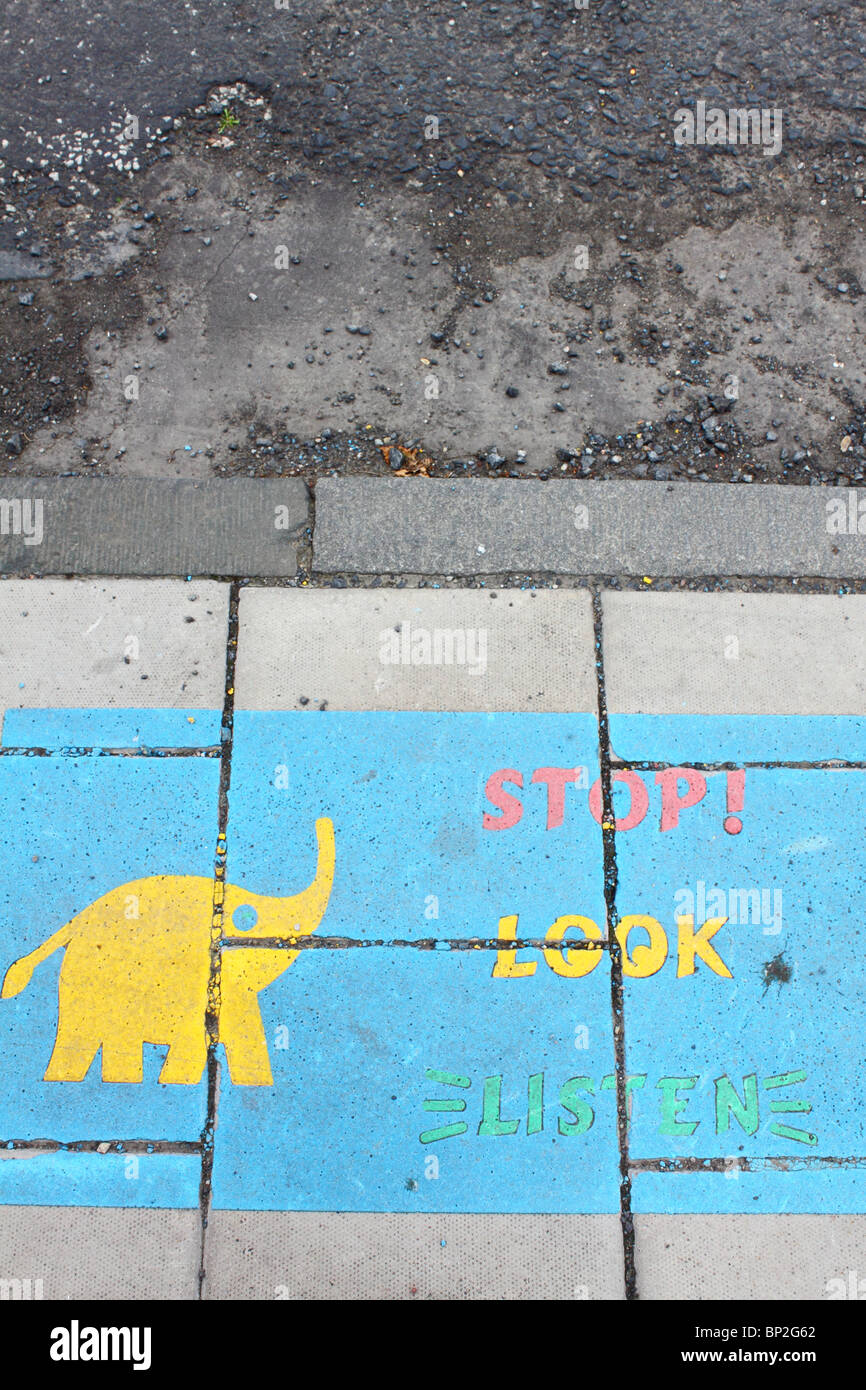 Stop - Guardare - ascoltare, i bambini di strada del segno di sicurezza dipinta sul marciapiede in Hawick, Scotland, Regno Unito Foto Stock
