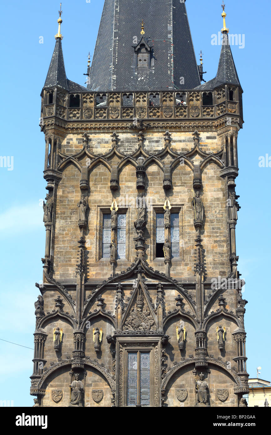 Polvere di gotica Torre di Porta Prasna Brama Prague Old Town Repubblica Ceca Bohemia Foto Stock