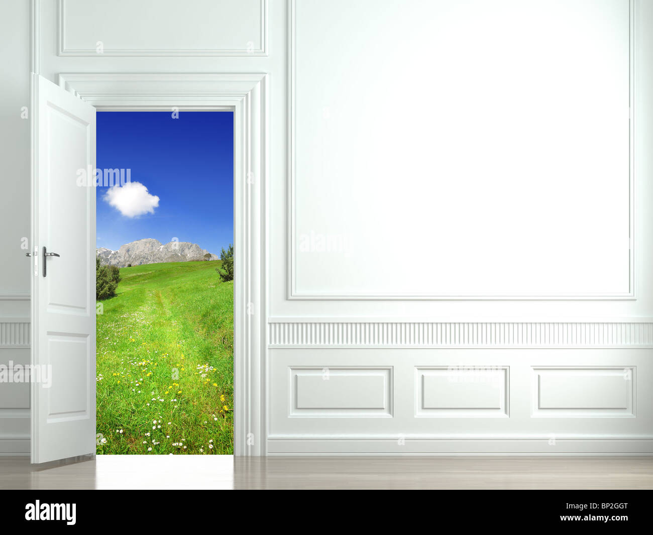 Parete con una porta aperta a un paesaggio bello. Questa immagine contiene un tracciato di ritaglio per una facile sostituzione del paesaggio Foto Stock