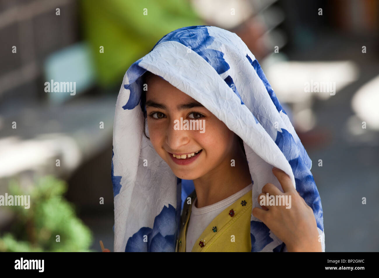 Giovane ragazza musulmana in una moschea nella città vecchia di Diyarbakir, Turchia orientale Foto Stock