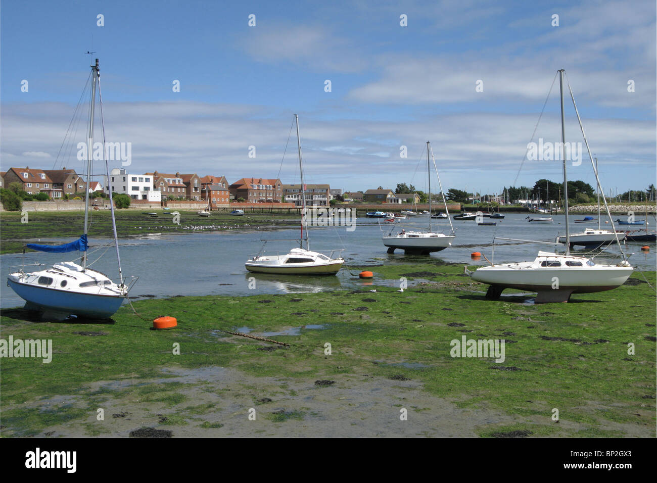 Barche a vela a bassa marea, Peschici Harbour, Hampshire, Inghilterra, Regno Unito Foto Stock