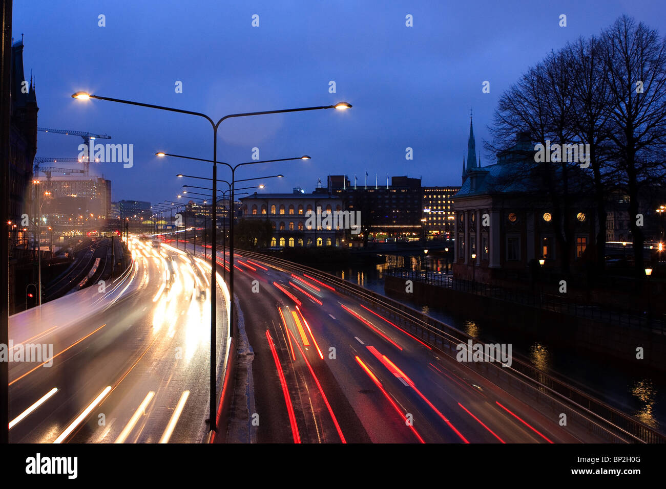 Auto sentieri nella notte a Stoccolma Foto Stock