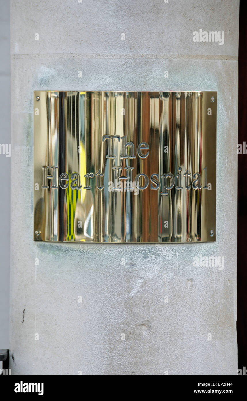 Ottone segno della placca al di fuori del cuore Ospedale Westmoreland Street Marylebone Londra Inghilterra REGNO UNITO Foto Stock