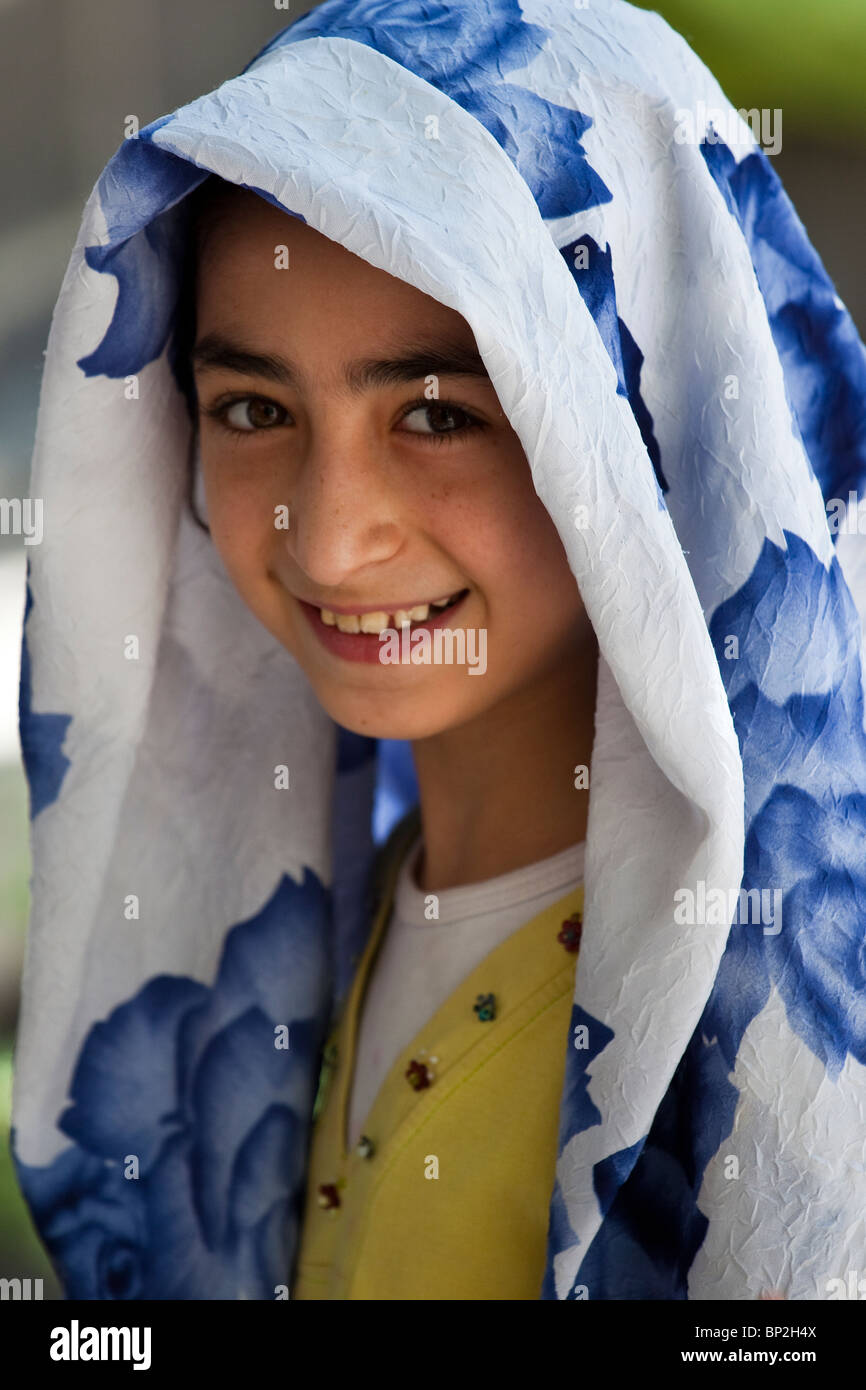 Giovane ragazza musulmana in una moschea nella città vecchia di Diyarbakir, Turchia orientale Foto Stock