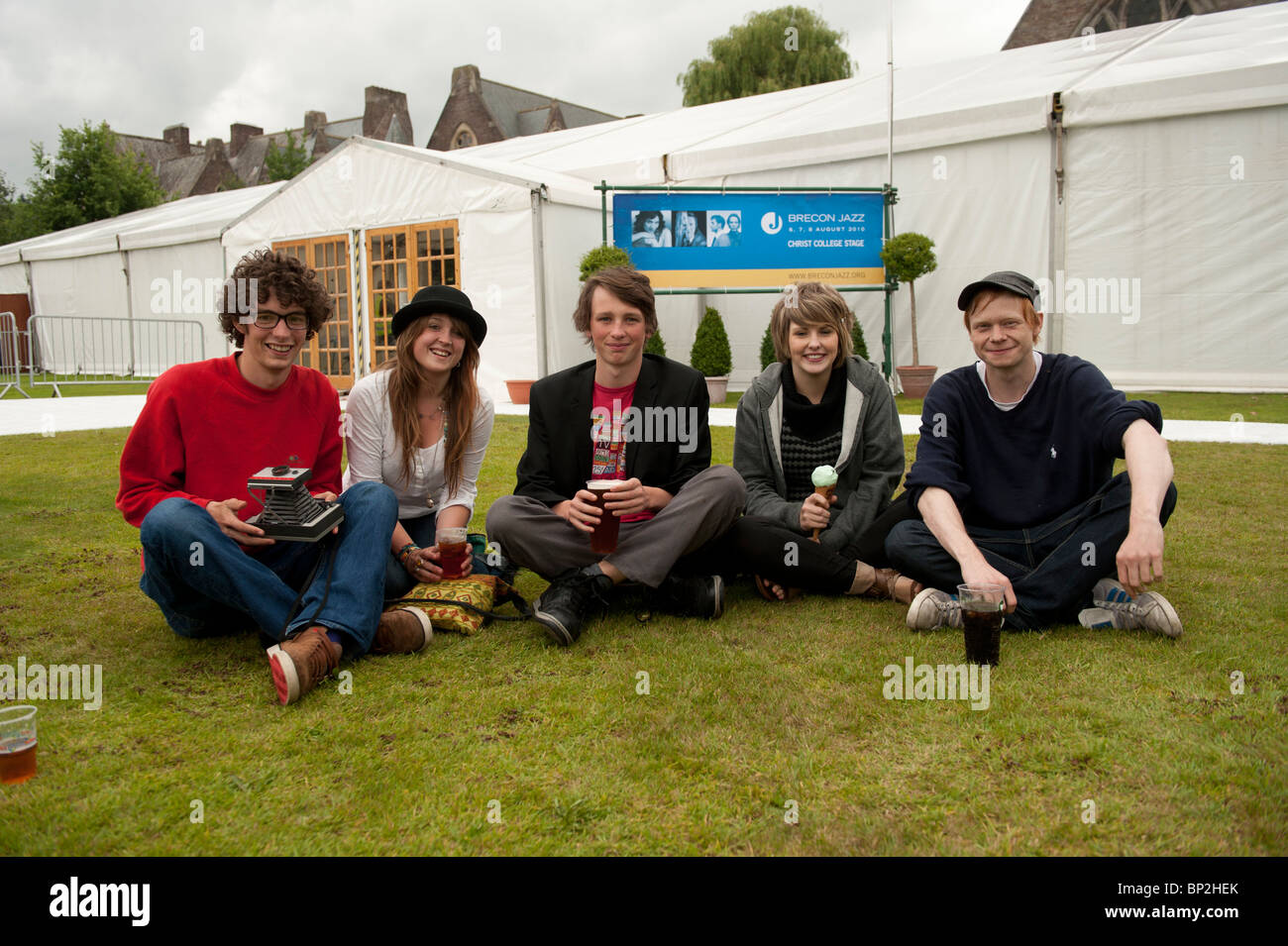 Cinque giovani appassionati di musica al 2010 Brecon Jazz festival, Wales UK Foto Stock