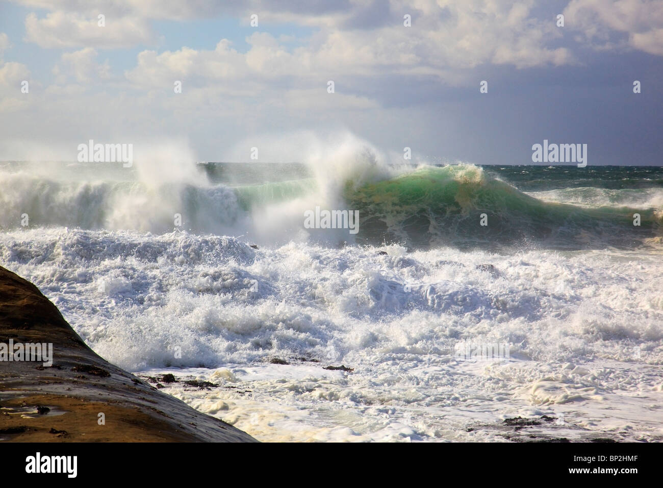 Città del Pacifico, Oregon, Stati Uniti d'America; onde si infrangono vicino alla costa di Cape Kiwanda Foto Stock