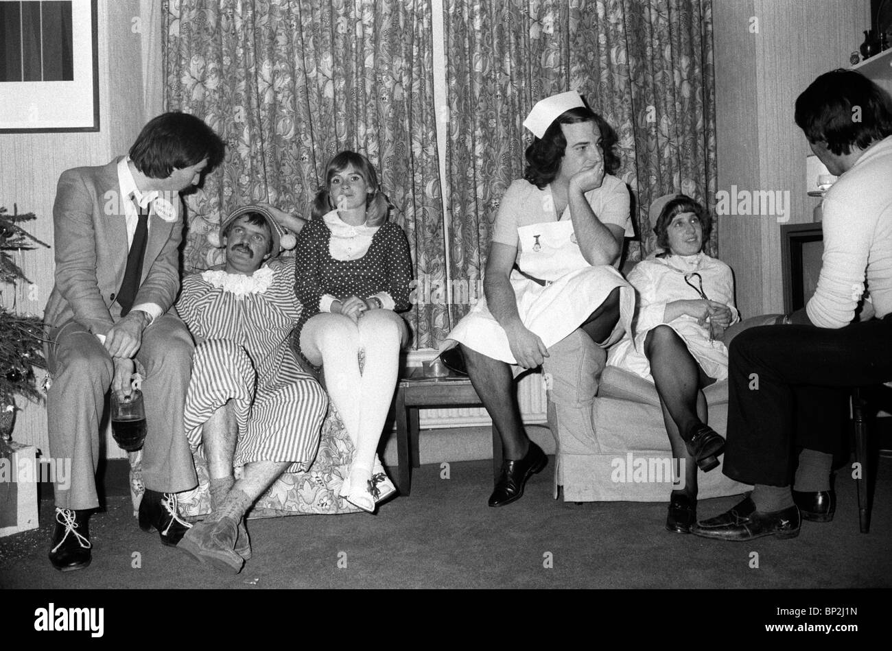 Inghilterra della classe media degli anni '1980. Coppia da festa a sinistra vestita da Andy Pandy coppia di destra come infermiere. L'uomo vestito in uniforme da infermiera Londra UK HOMER SYKES Foto Stock