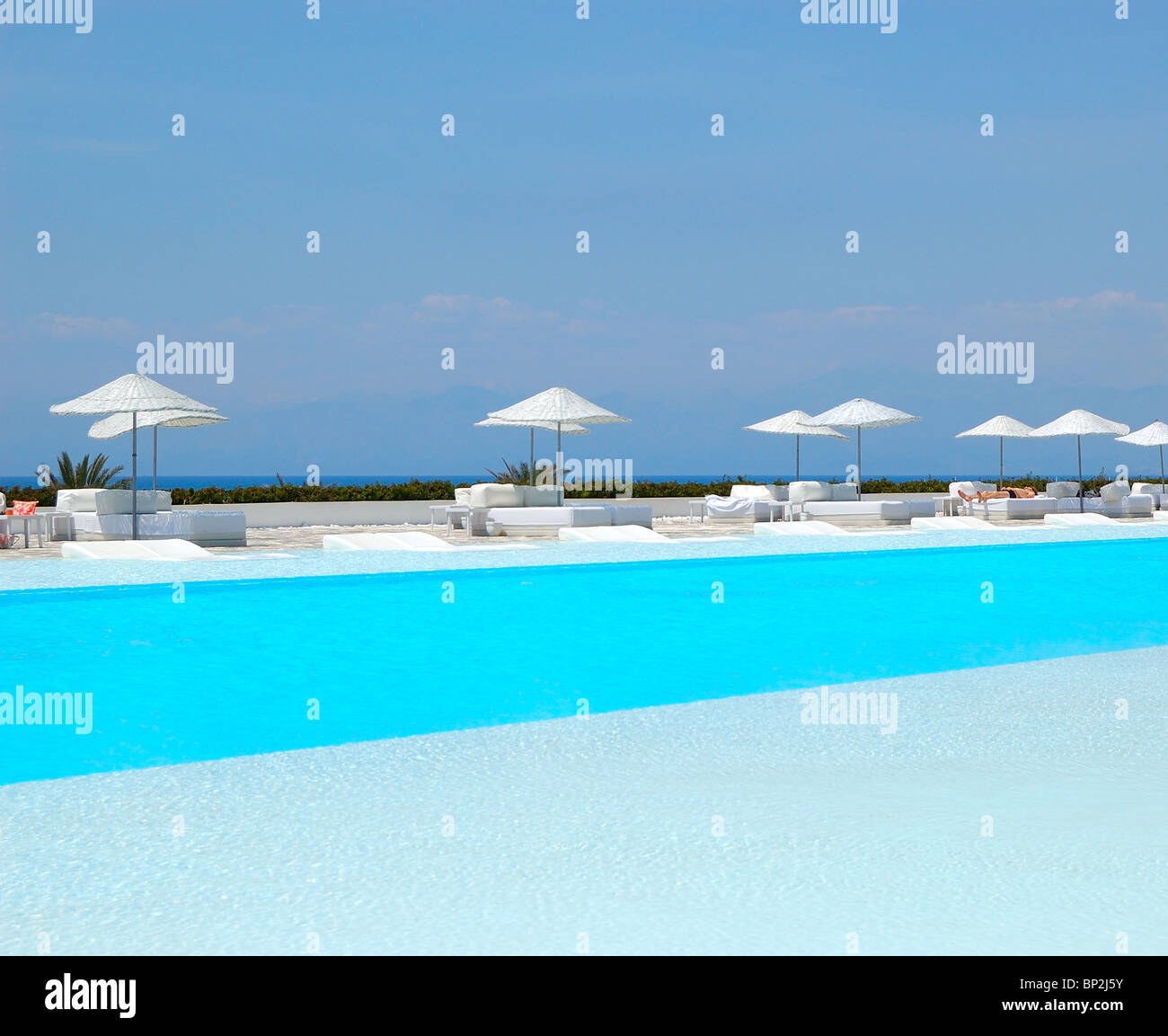 Piscina presso hotel ultra moderno, Antalya, Turchia Foto Stock