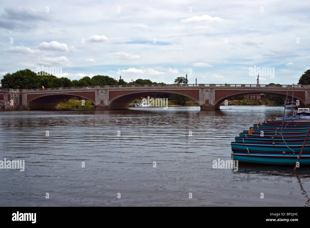 Hampton Court Bridge e il fiume Tamigi imbarcazioni a remi Foto Stock