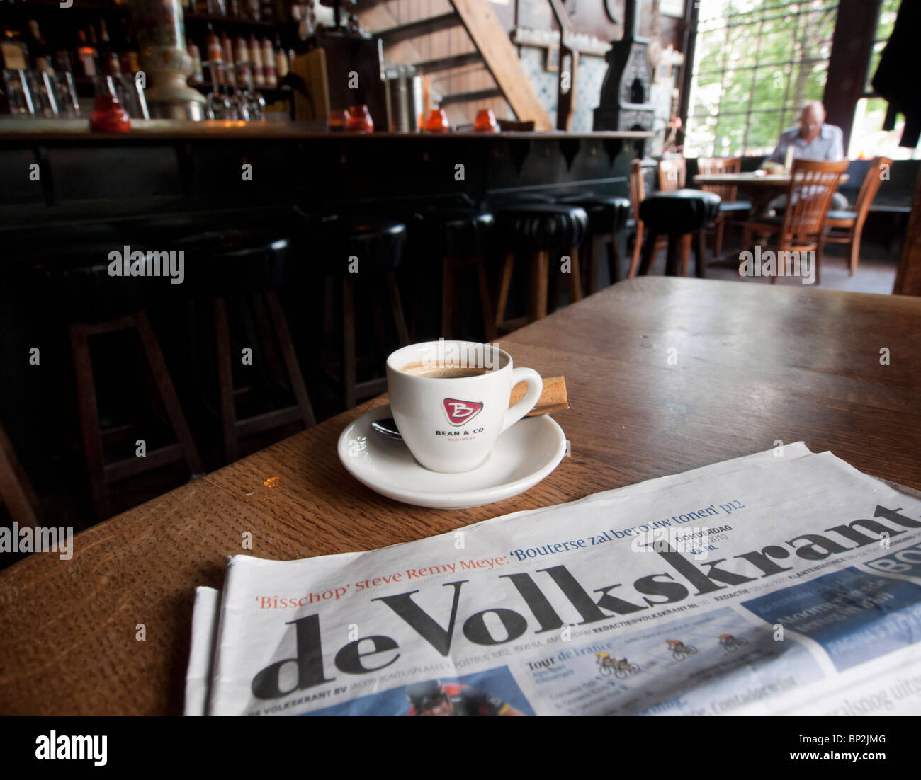 Dettaglio di caffè e quotidiano locale in vecchi Cafe Het Papeneiland nel quartiere Jordaan di Amsterdam nei Paesi Bassi Foto Stock