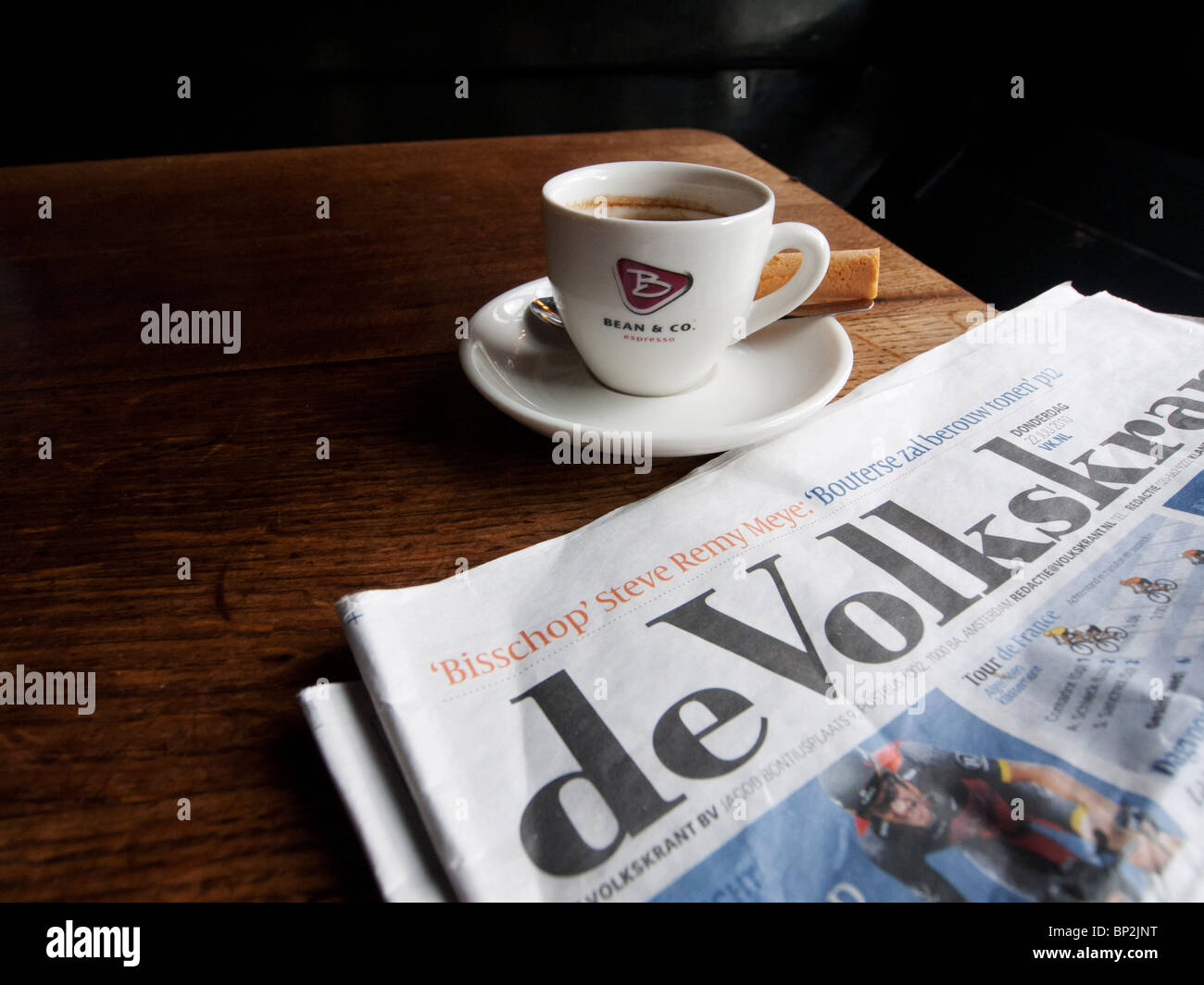 Dettaglio di caffè e quotidiano locale in vecchi Cafe Het Papeneiland nel quartiere Jordaan di Amsterdam nei Paesi Bassi Foto Stock