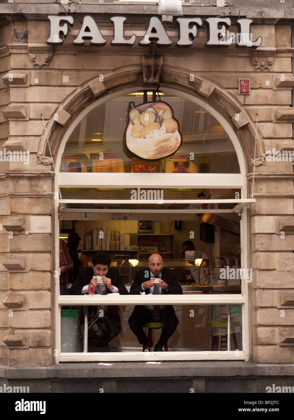 Bagno turco take away ristorante che serve i falafel in Asterdam centrale nei Paesi Bassi Foto Stock