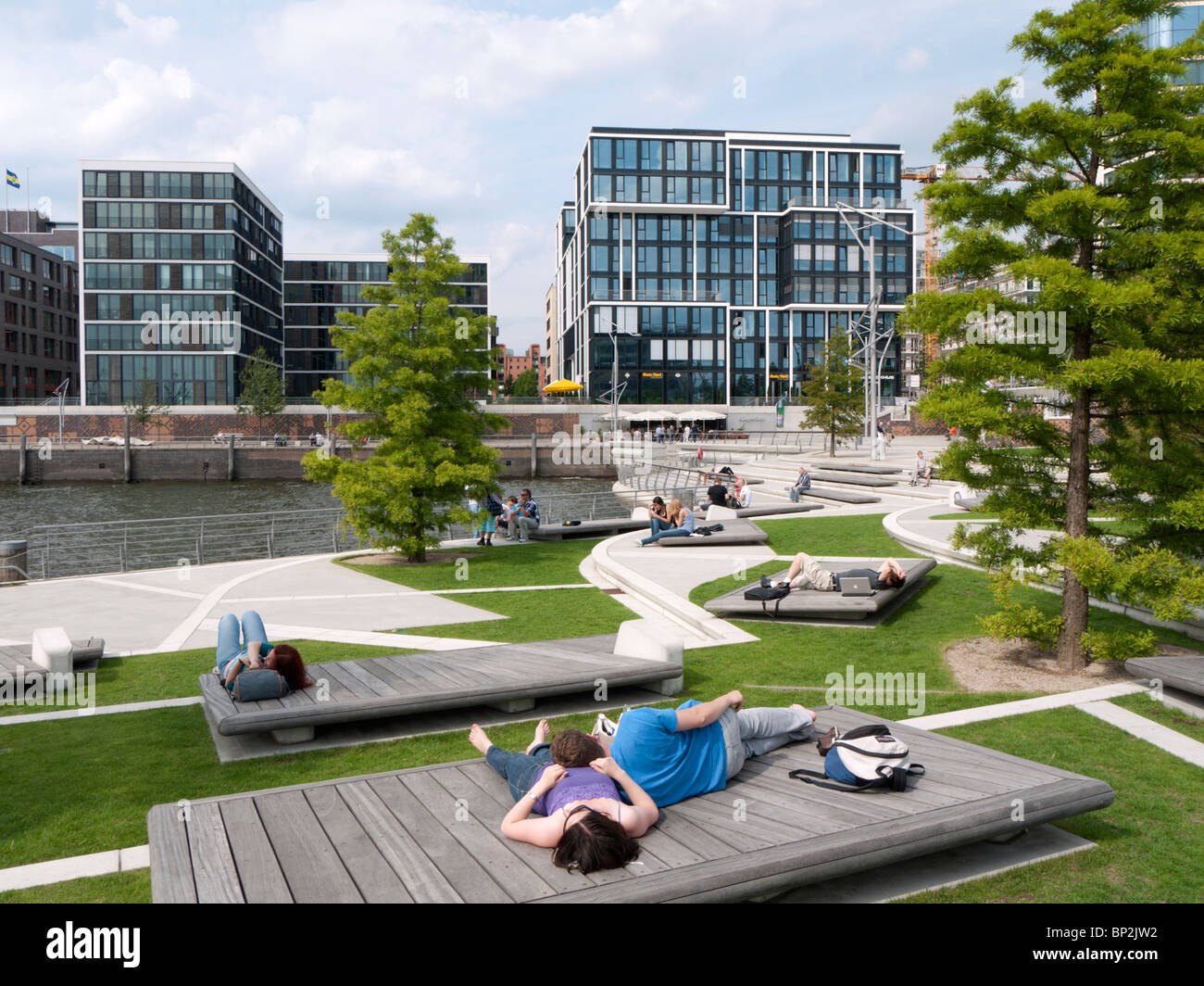 Le persone in un momento di relax a moderne Vasco Da Gamma Platz in nuovo Hafencity lo sviluppo di proprietà in Amburgo Germania Foto Stock