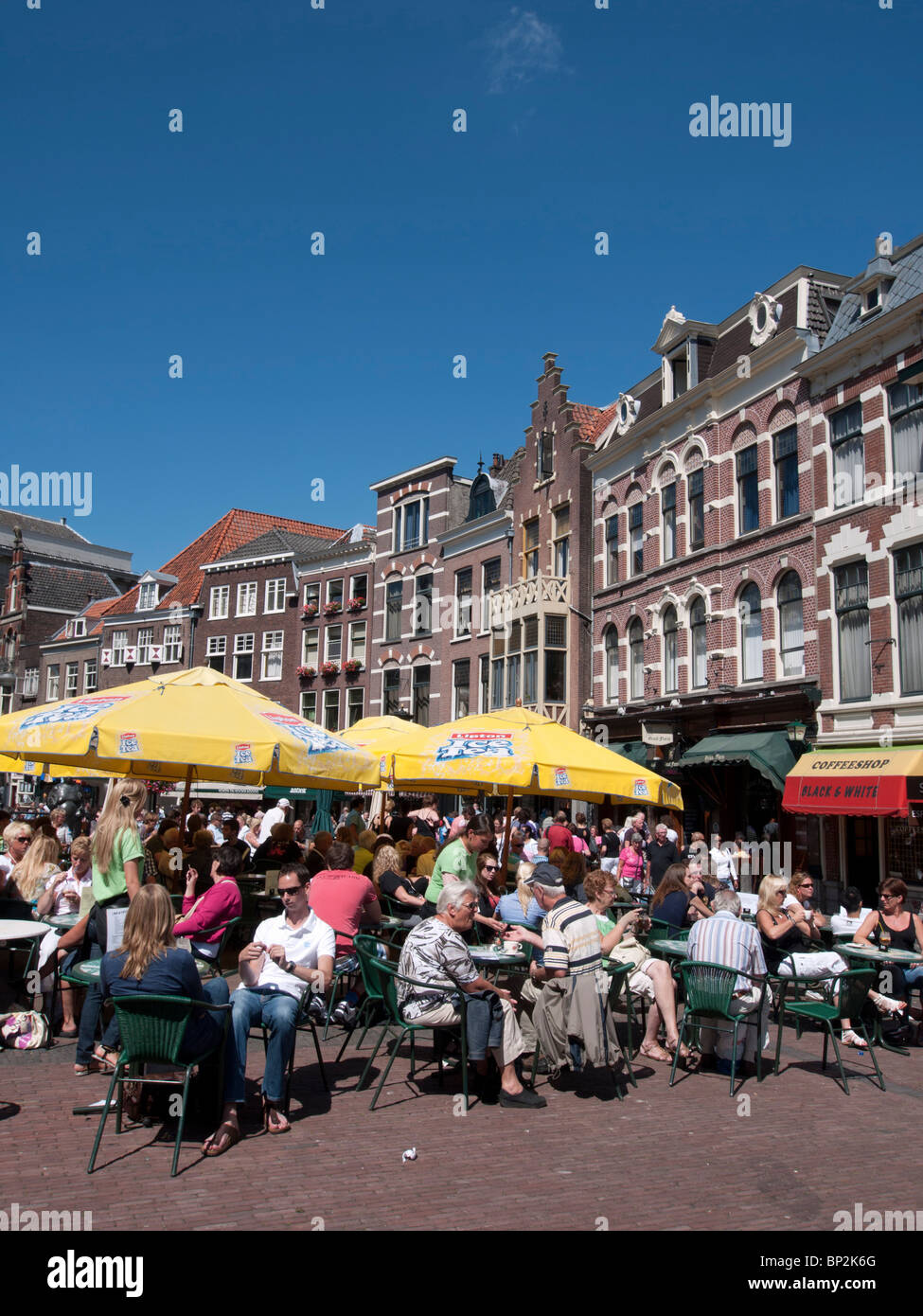 Occupato dehor estivo caffè nel centro di Utrecht nei Paesi Bassi Foto Stock