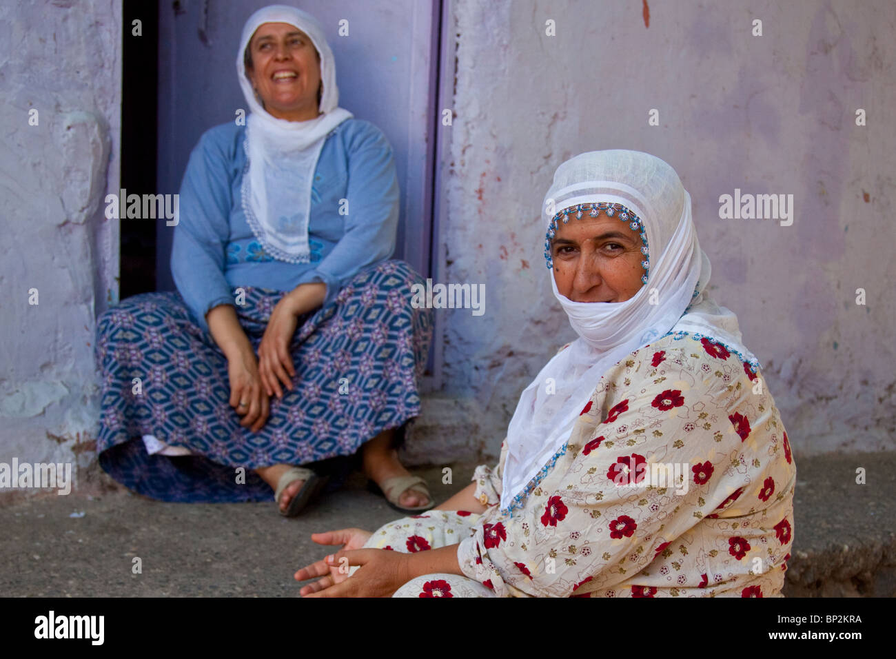 Donne curde nella città vecchia di Diyarbakir, Turchia Foto Stock