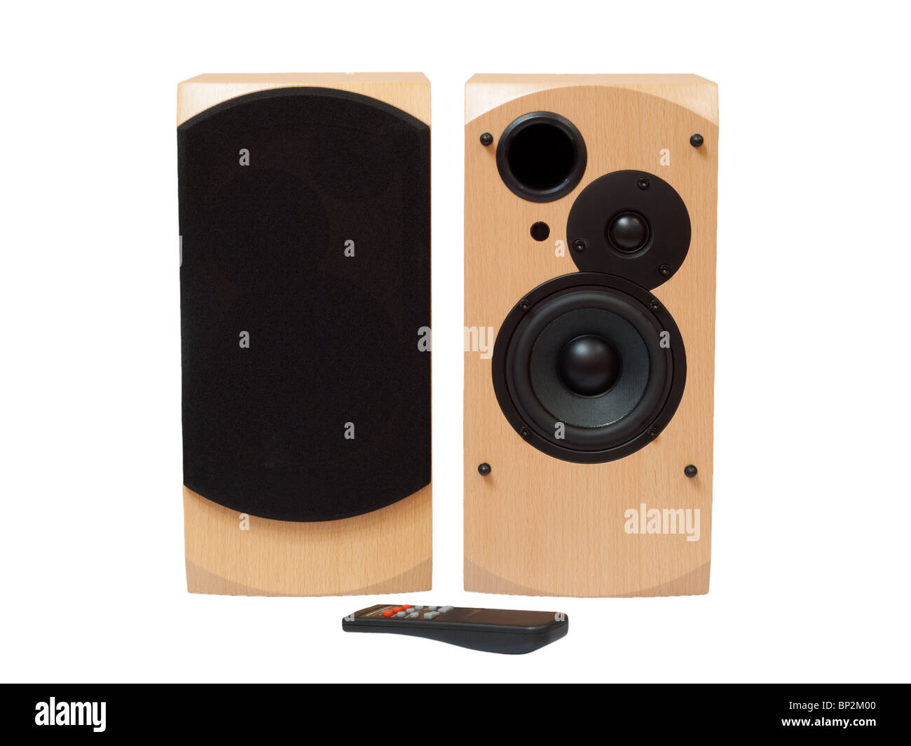 In legno sistema acustico con altoparlanti neri e telecomando isolati su sfondo bianco Foto Stock