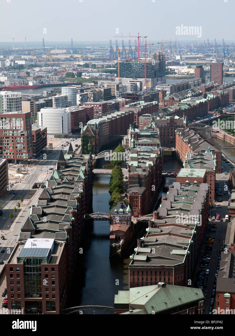 Vista sulla storica Speicherstadt warehouse e canal del distretto di Amburgo Germania Foto Stock