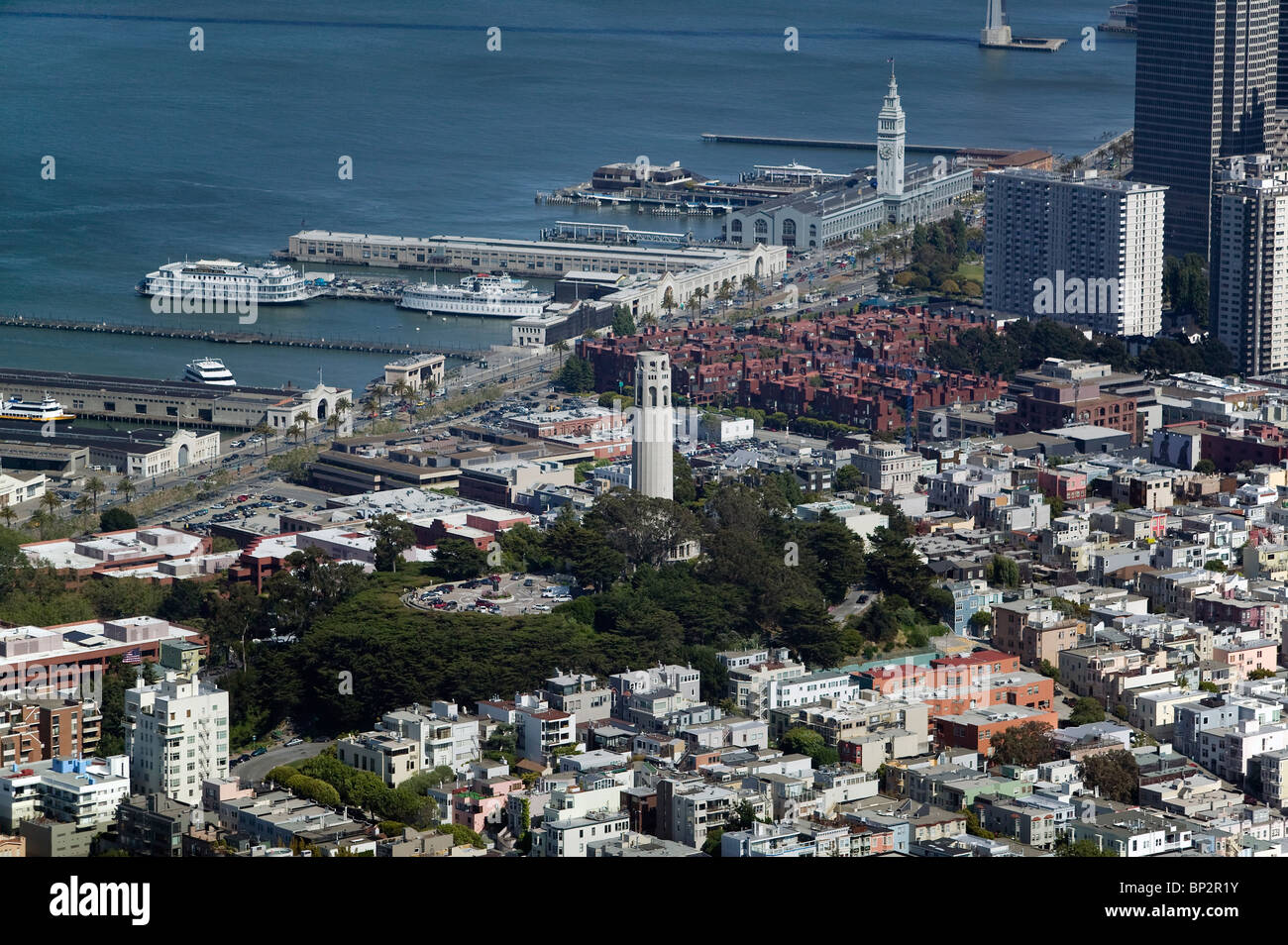 Vista aerea sopra la Torre Coit Ferry Building piers embarcadero waterfront di San Francisco in California Foto Stock