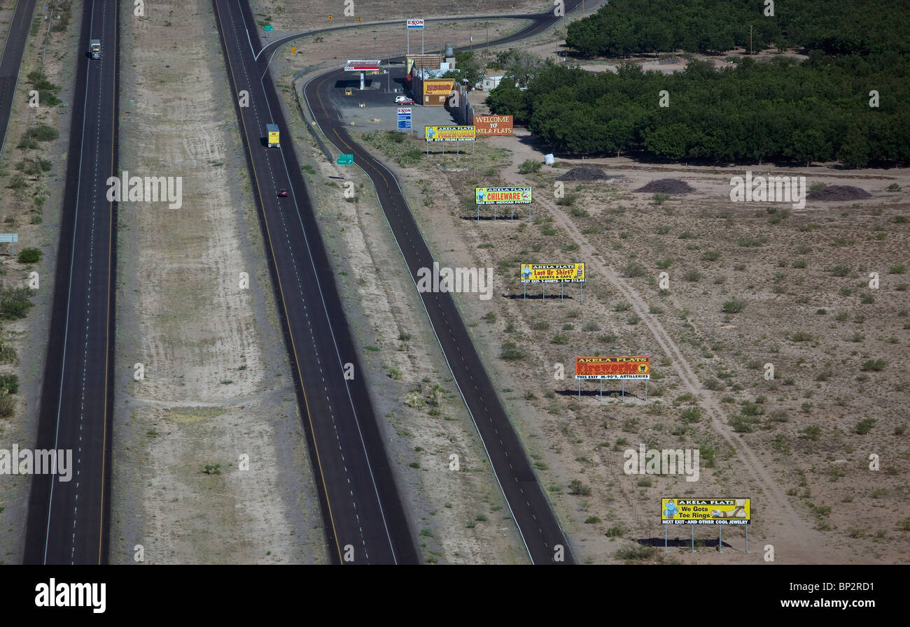 Vista aerea sopra i segni di affissioni avvicinando la interstate 10 rampa off Akela appartamenti New Mexico Foto Stock